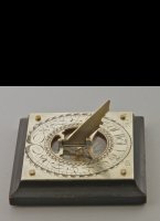 Ebonised and silvered brass sundial with colored paper rose and steel needle.

Signed D. B.f. (David Beringer fecit). Beringer is recorded working in Nürnberg from ca. 1725 untill the last quart of the 18th century. Gnome 50 degrees (Nürnberg). The magnetic declination of 20 degrees date the sundial around 1760.

76 x 78 mm 