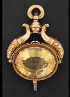 golden pocket watch key with citrine

dimensions: 62 x 40 mm