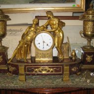 Gilded directoire mantelclock with 2 vases on rouge griot marble. ca 1800